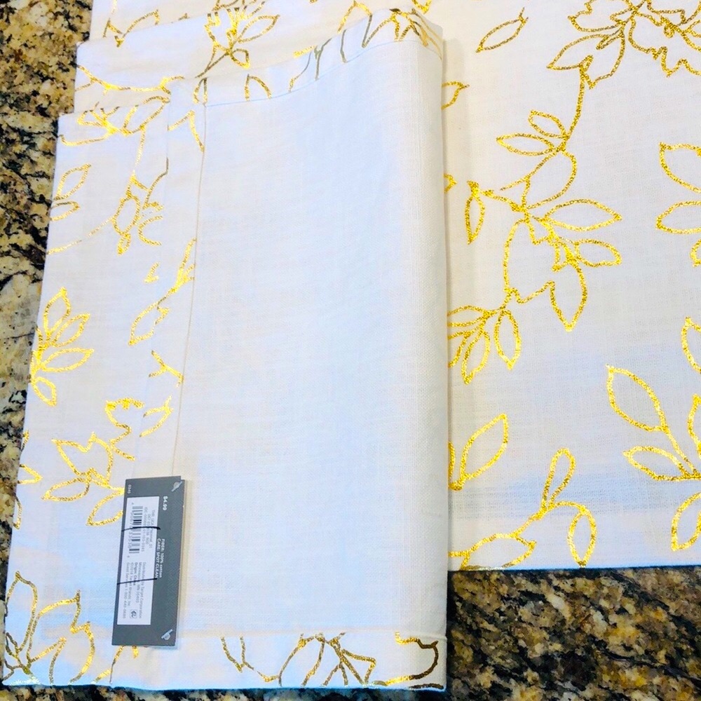NWT Threshold set of 4 White & Gold elegant Placemats